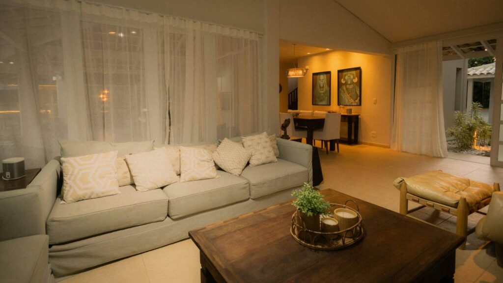 Objets de décoration élégants dans un salon