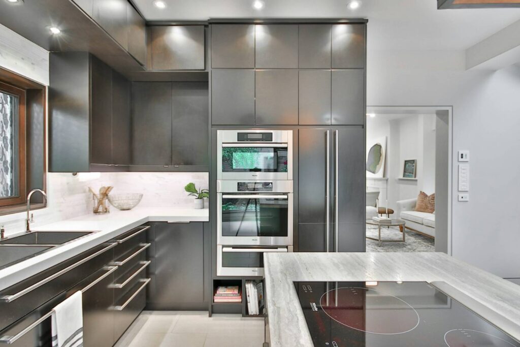 Cuisine moderne équipée en électroménager