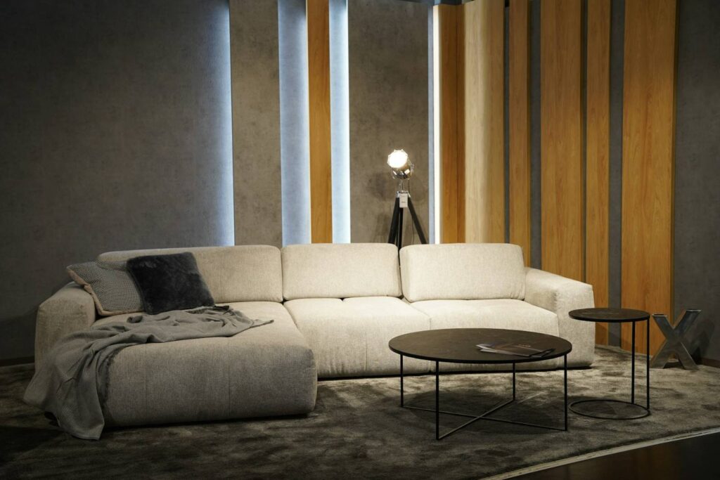 Salon contemporain avec canapé clair et lumière chaleureuse