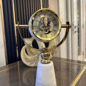 Horloge de table dorée sur socle en marbre