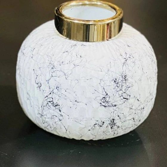Vase boule en marbre blanc veiné noir