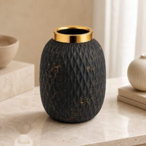 Vase en marbre noir et doré texturé