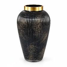 Vase en marbre noir strié