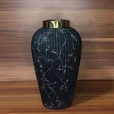 Vase en marbre noir veiné