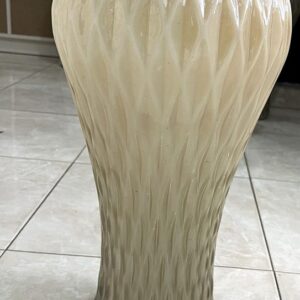 Vase en verre ivoire à facettes