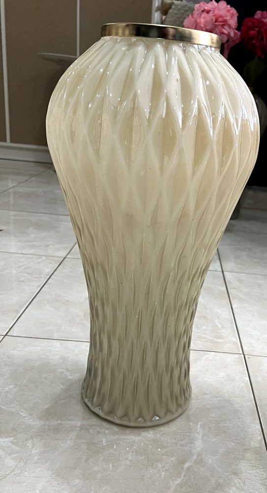 Vase en verre ivoire à facettes